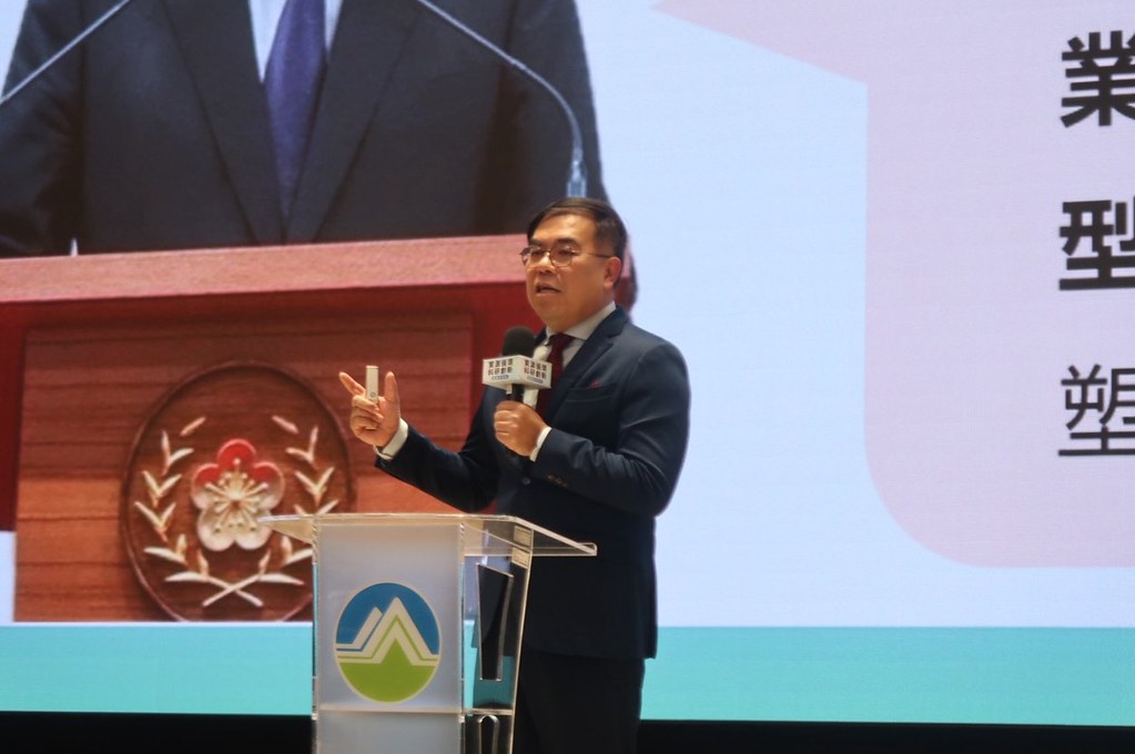 環境部推動循環經濟 半導體廢棄物變原料、舊衣化身建材