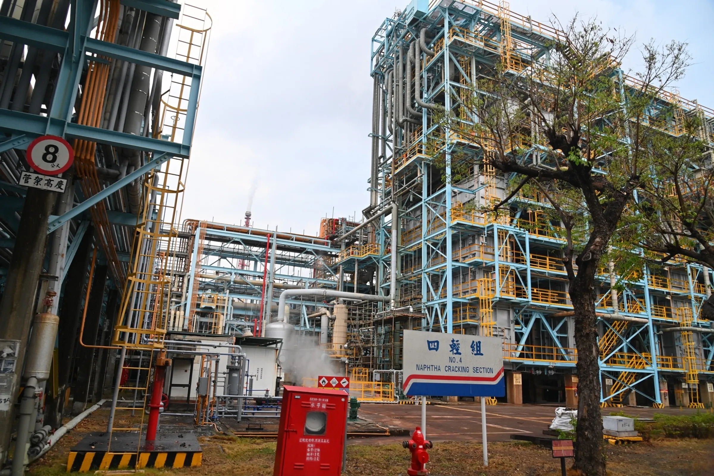 中油本月擴產可製造3.4億個塑膠袋 彭啓明：擬讓石化業碳費分期或緩繳